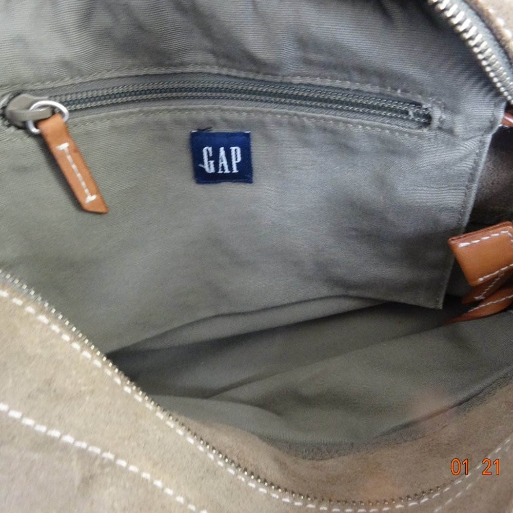 Gap army green over the shoulder hand bag. Excellent condition